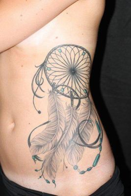  Tatouage attrape rêve en noir et gris sur les côtes